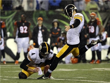 Kicker Chris Boswell (r) erzielte mit sechs Field Goals alle Punkte für die Pittsburgh Steelers. Foto: Mark Lyons
