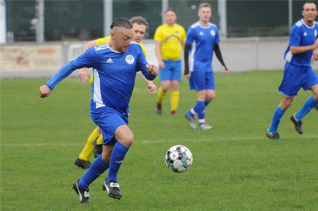 Im laufenden Kreisliga-Derby : Trainer erteilen eigenem Team Lektion im Toreschießen Kickte einst auch in der Regionalliga: Sebastian Janas (am Ball).