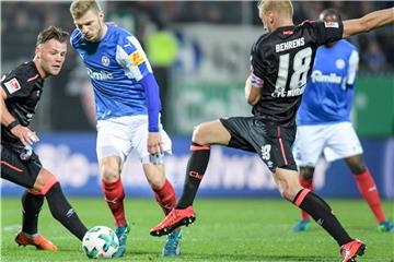 Kiels Alexander Mühling (M) versucht die beiden Nürnberger Hanno Behrens (r) und Eduard Löwen stehen zu lassen. Foto: Axel Heimken