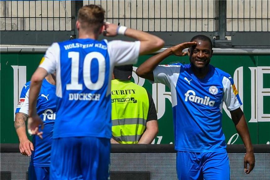 5:1 in Ingolstadt: Holstein Kiel hat Platz drei fast sicher Kiels David Kinsombi (r) und Marvin Ducksch bejubeln das Führungstor gegen Ingolstadt. Foto: Armin Weigel