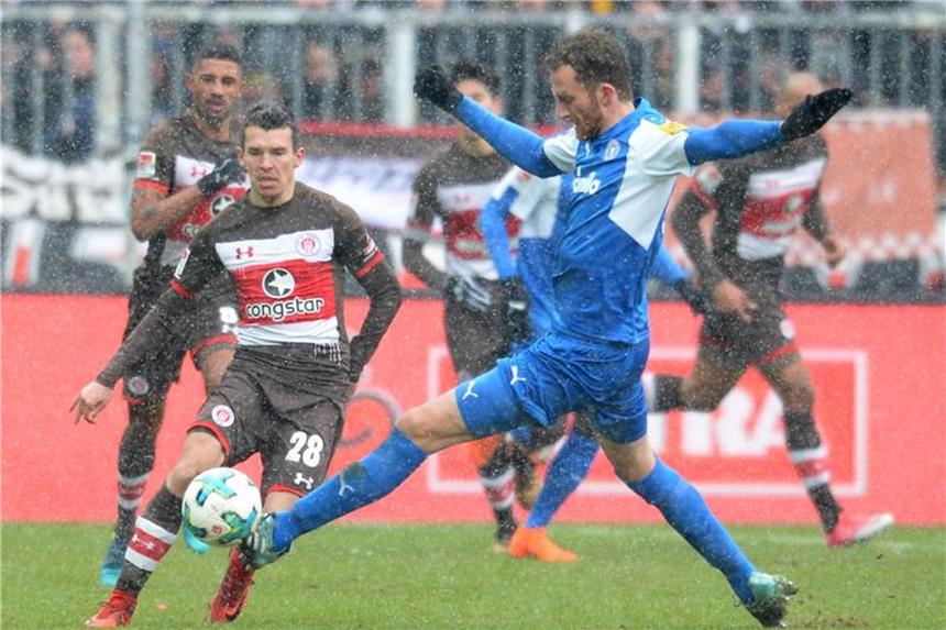 Kiel patzt erneut: Späte Niederlage bei St. Pauli Kiels Dominik Schmidt (r) versucht den Passversuch von Paulis Waldemar Sobota (l) zu verhindern. Foto: Daniel Bockwoldt
