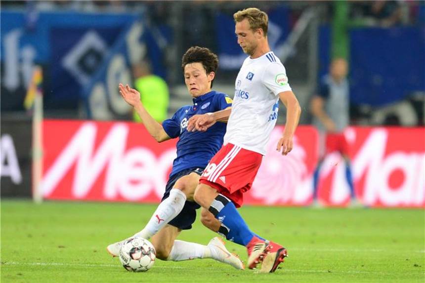 Kalte Dusche für HSV gegen Kiel - Fehlstart in die 2. Liga Kiels Jae-song Lee (l) und Matti Steinmann vom HSV kämpfen um den Ball. Foto: Daniel Bockwoldt