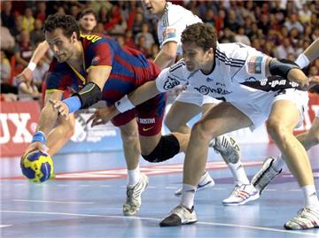 Kiels Marcus Ahlm (r) hindert Barcelonas Jesper Noddesbo am Wurf.