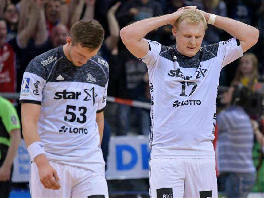 Überraschende Heimpleite für THW Kiel in Champions League Kiels Nikola Bilyk (l) und Kiels Patrick Wiencek verlassen enttäuscht das Feld. Foto: Axel Heimken