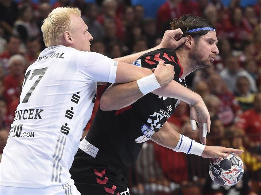 THW Kiel verliert drittes Spiel - Flensburg mit Remis Kiels Patrick Wiencek (l) versucht Veszprems Laszlo Nagy zu stoppen. Foto: Tamas Kovacs