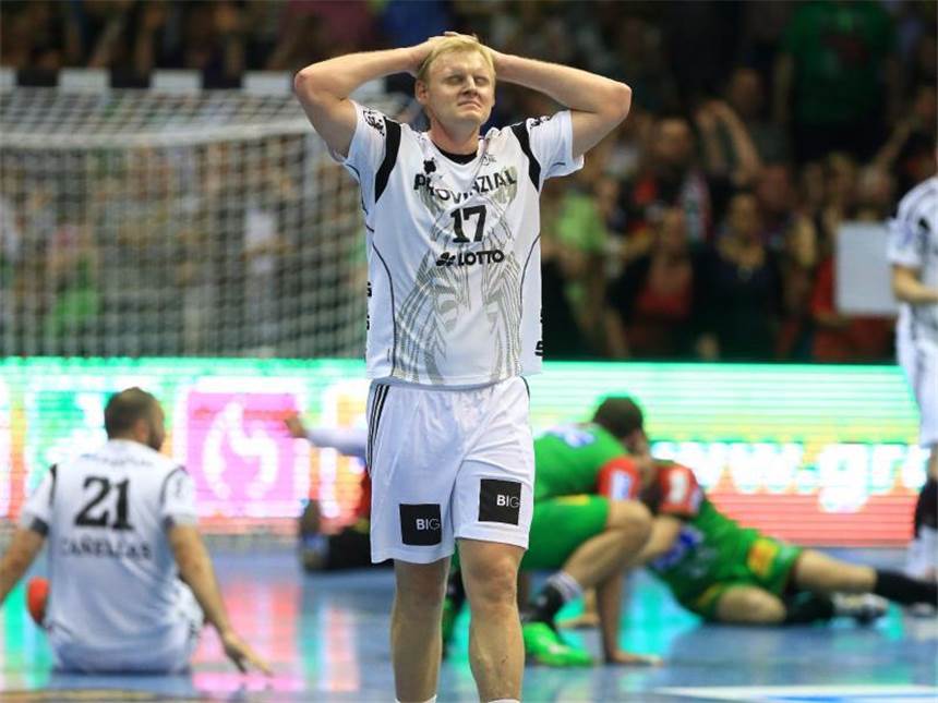 Serienmeister THW Kiel droht Titelverlust Kiels Patrick Wiencek war nach der Niederlage in Magdeburg bedient. Foto: Jens Wolf