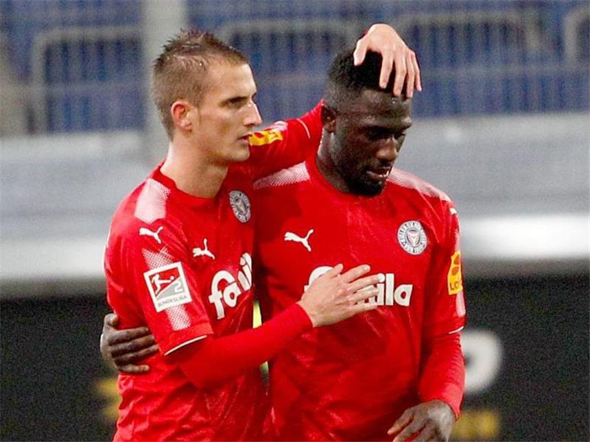Perfekte Woche für Nürnberg - Düsseldorf wieder Spitze Kiels Torschütze zum 2:0 und 3:0 Dominick Drexler (l) jubelt mit dem Torschützen zum 1:0 Kingsley Schindler. Foto: Roland Weihrauch