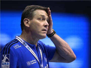 Kiels Trainer Alfred Gislason glaubt nicht mehr an den 21. Bundesligatitel der Vereinshistorie. Foto: Ronny Hartmann