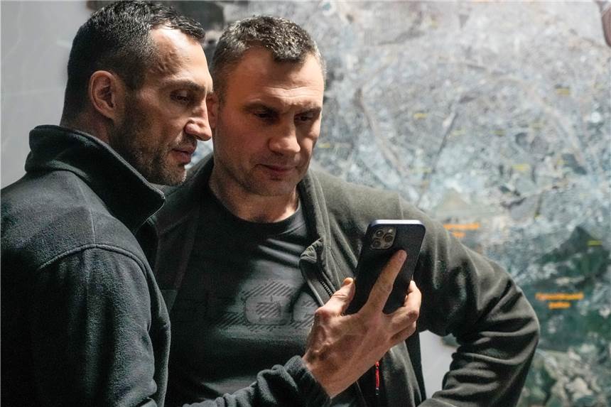 Der größte Kampf der Klitschkos – und ihr letzter? Kiews Bürgermeister Vitali Klitschko (r.) und sein Bruder Wladimir prägen den Widerstand der Ukraine.