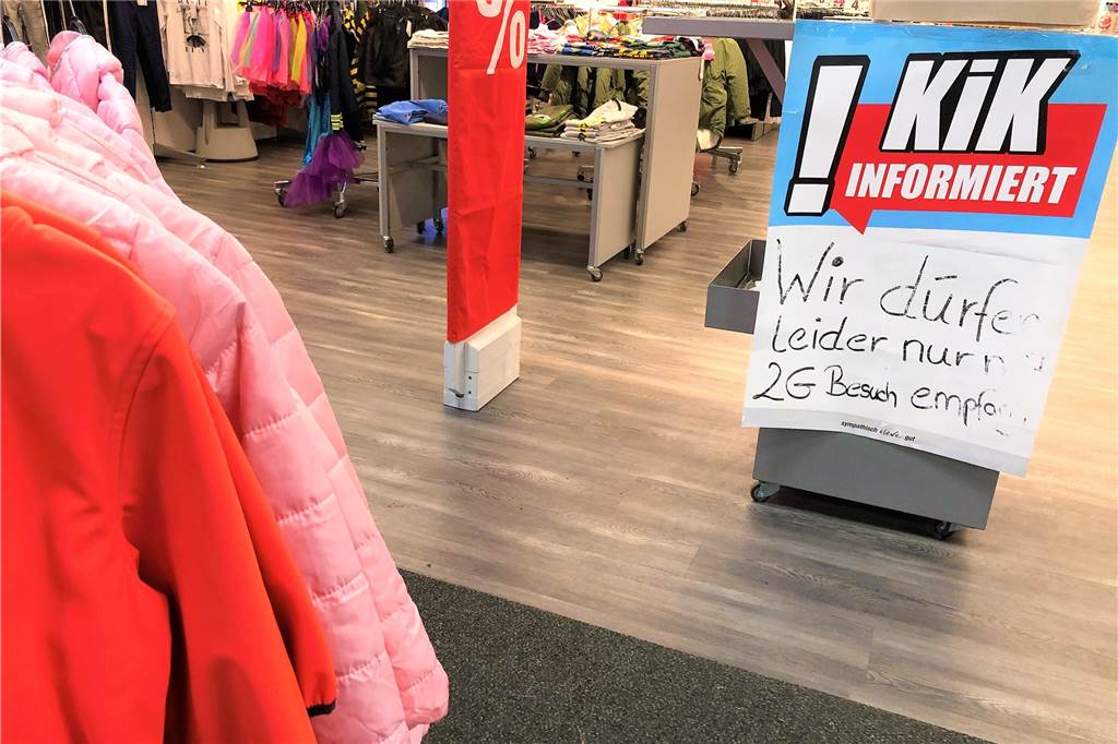 Überraschung bei Tedi: Der Impfstatus interessiert hier niemanden KiK, im selben Gebäude wie Tedi, weist am Eingang auf die 2G-Regel hin.