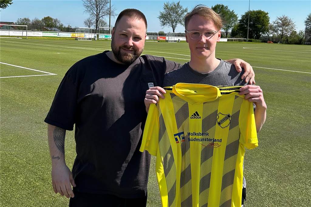 Westfalia Vinnum holt den nächsten Spieler: Anderer Neuzugang spielt eine entscheidende Rolle Kilian Holz und Marcel Splettstöße posieren für die Kamera.