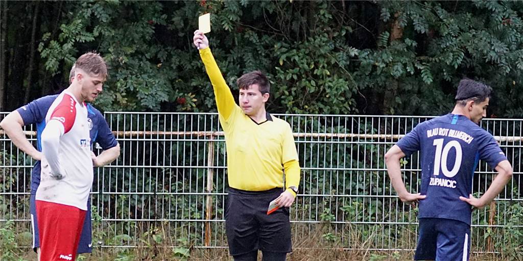 BRB und FCO warten aufs Urteil: Dicke Überraschung bei Schiedsrichter-Ansetzung für Nachholspiel Kilian Jaskulski (M.) leitete die Partie zwischen BR Billmerich und FC Overberge, die womöglich wiederholt werden muss. Die Schiri-Ansetzung für die mögliche Neuansetzung überrascht.