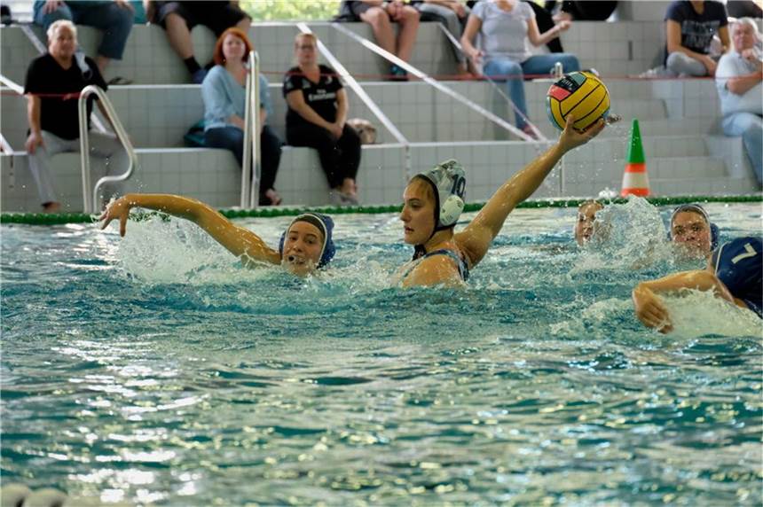 Castrop-Rauxeler Nachwuchstalent schrammt knapp am Meistertitel vorbei Kim Büchter (am Ball) hatte mit ihren Toren erheblichen Anteil am Erfolg.
