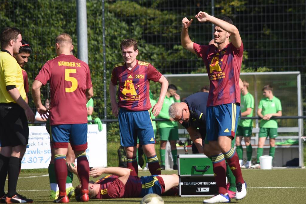 Von der Bank zum Matchwinner: Jan Brinkmann (25) macht eine Ansage Kim Denninghoff muss raus. Ahmet Cirak zeigt schon an, dass gewechselt werden muss.