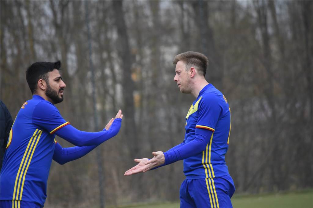 Kamener SC korrigiert das Saisonziel: „Jetzt wollen wir auf jeden Fall Meister werden!“ Kim Denninghoff musste mit Leistenproblemen raus. Aziz Aktas (l.) kam für ihn schon nach 23 Minuten.