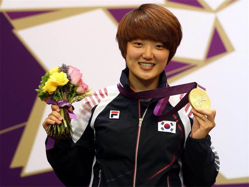 Südkoreanerin Kim Jangmi siegt mit der Sportpistole Kim Jangmi aus Südkorea zeigt bei der Siegerehrung ihre Goldmedaille. Foto: Geoff Caddick