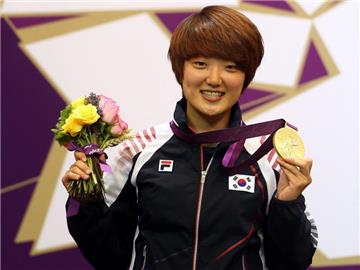 Kim Jangmi aus Südkorea zeigt bei der Siegerehrung ihre Goldmedaille. Foto: Geoff Caddick