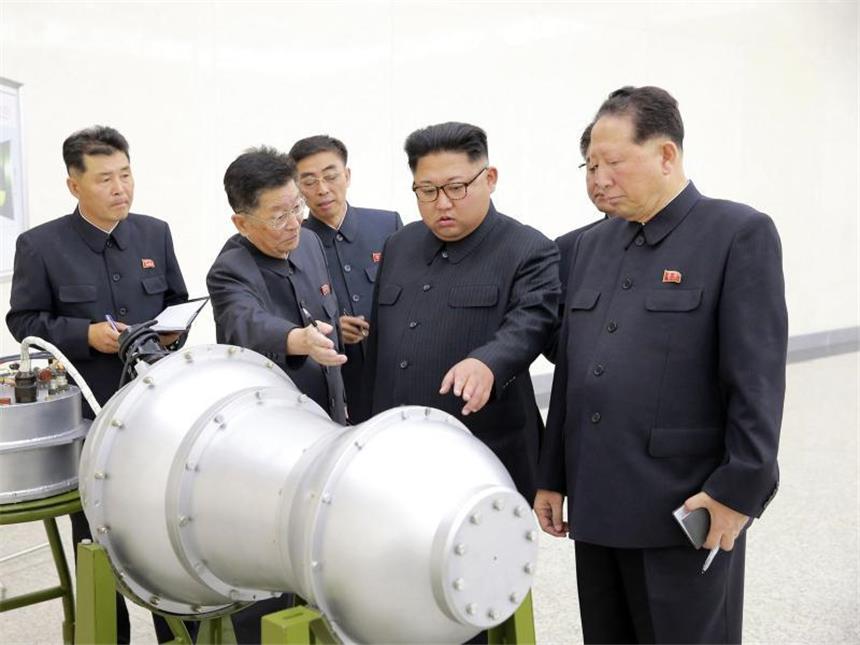 Neue Provokation: Nordkorea testet Wasserstoffbombe Kim Jong Un bei der Inspektion eines angeblichen Wasserstoffbomben-Sprengkopfes. Foto: KCNA via KNS