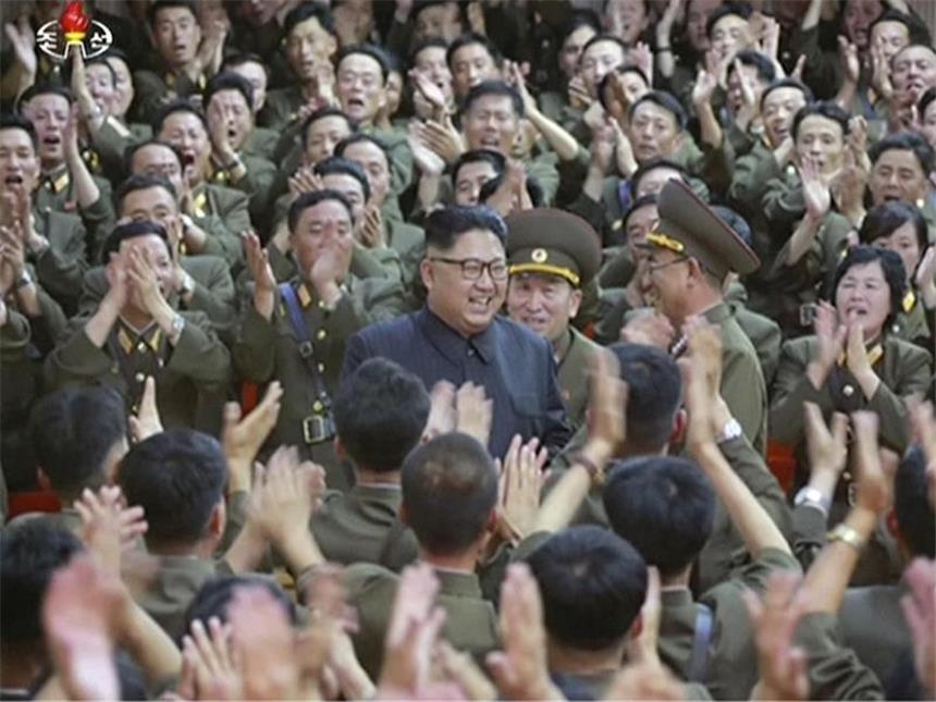 Südkoreas Präsident: Nordkorea nähert sich "roter Linie" Kim Jong Un tritt in Pjöngjang auf: Der nordkoreanische Machthaber hat seine Pläne für einen Angriff auf die US-Pazifikinsel Guam vorerst zurückgestellt. Foto: KRT/AP