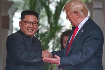 Kim Jong Un und Donald Trump: Nach vielen Jahrzehnten erbitterter Feindschaft trafen sich der aktuelle Chef von Nordkoreas kommunistischer Herrscherfamilie und ein amtierender US-Präsident erstmals persönlich. Foto: YNA