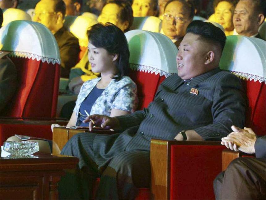 Spekulationen über Erkrankung von Kim Jong Un Kim Jong-un und seine Frau Ri Sol-ju bei einem öffentlichen Auftritt am 3. September 2014. Foto: KCNA
