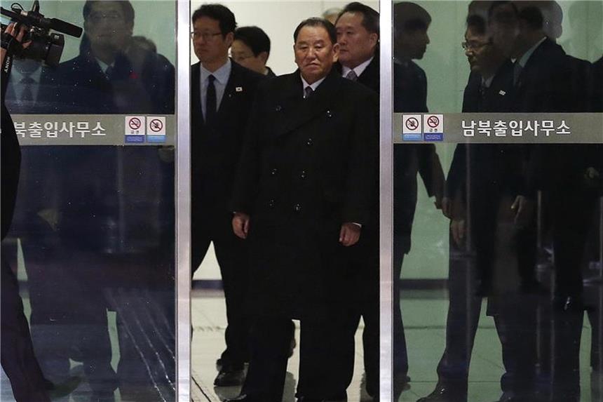 Nordkorea angeblich zu Gesprächen mit den USA bereit Kim Yong Chol (M), Vize-Vorsitzender des Zentralkomitees der regierenden Arbeiterpartei Nordkoreas, kommt zum Transit-Übergang in der Nähe der entmilitarisierten Zone. Foto: Korea Pool via Yonhap