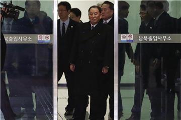 Kim Yong Chol (M), Vize-Vorsitzender des Zentralkomitees der regierenden Arbeiterpartei Nordkoreas, kommt zum Transit-Übergang in der Nähe der entmilitarisierten Zone. Foto: Korea Pool via Yonhap