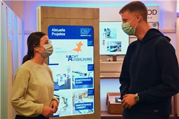 Kimberley David und Nils Einck machen eine Ausbildung zu Industriekaufleuten. Sie berichteten den interessierten Jugendlichen von ihren Erfahrungen.