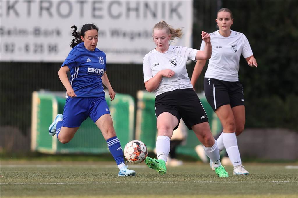 Spielerin des PSV Bork schießt erstes Tor: „Habe mich sehr gefreut“ Kimberly Roth vom PSV Bork spielt den Ball.