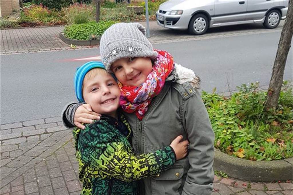 Wann sollten Kinder ein Handy bekommen - und wann nicht? Kimberly Sophie, 8, und Jeremy Luca, 6, haben viele Hobbys. Das Handy dürfen sie nur manchmal benutzen. Wenn gutes Wetter ist, gehts raus, findet ihre Mutter