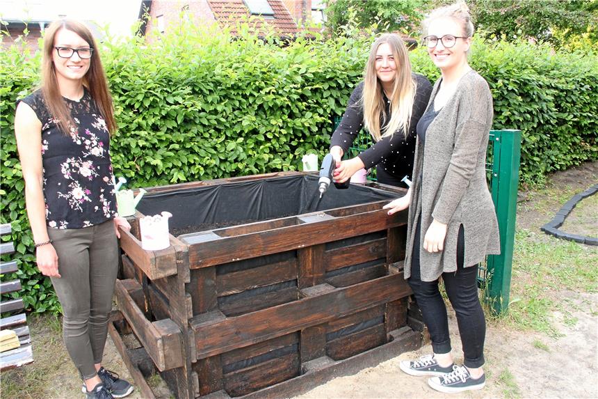 Ein lang ersehnter Garten-Wunsch Kimberly Wischnewski, Nina Scheidle und Hanna Schilling freuen sich, dass das Gartenprojekt Fahrt aufnehmen konnte.