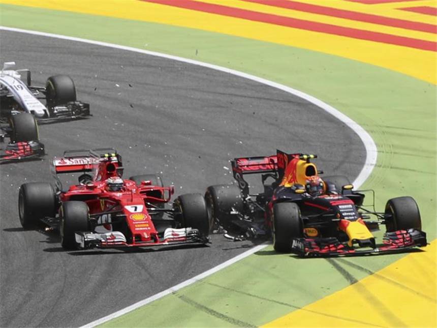 Verstappen und Räikkönen im Pech: Frühes Aus in Barcelona Kimi Räikkönen (l) vom Team Scuderia Ferrari kollidiert mit Max Verstappen vom Team Red Bull Racing. Foto: Emilio Morenatti