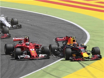 Kimi Räikkönen (l) vom Team Scuderia Ferrari kollidiert mit Max Verstappen vom Team Red Bull Racing. Foto: Emilio Morenatti