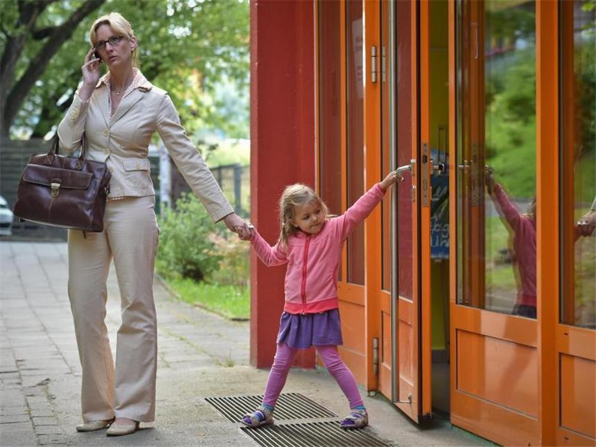 Berufstätige Eltern sollten eigene Belastung hinterfragen Kind und Karriere unter einen Hut zu bekommen, ist stressig. Deshalb sollten Eltern ihre Aufgaben im Blick behalten. Foto: Patrick Pleul