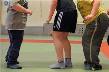 Kinder aus bildungsfernen Elternhäusern leiden häufiger an Karies und Fettleibigkeit. Zu diesem Ergebnis kommt Kinder- und Jugendreport der DAK. Foto: Waltraud Grubitzsch