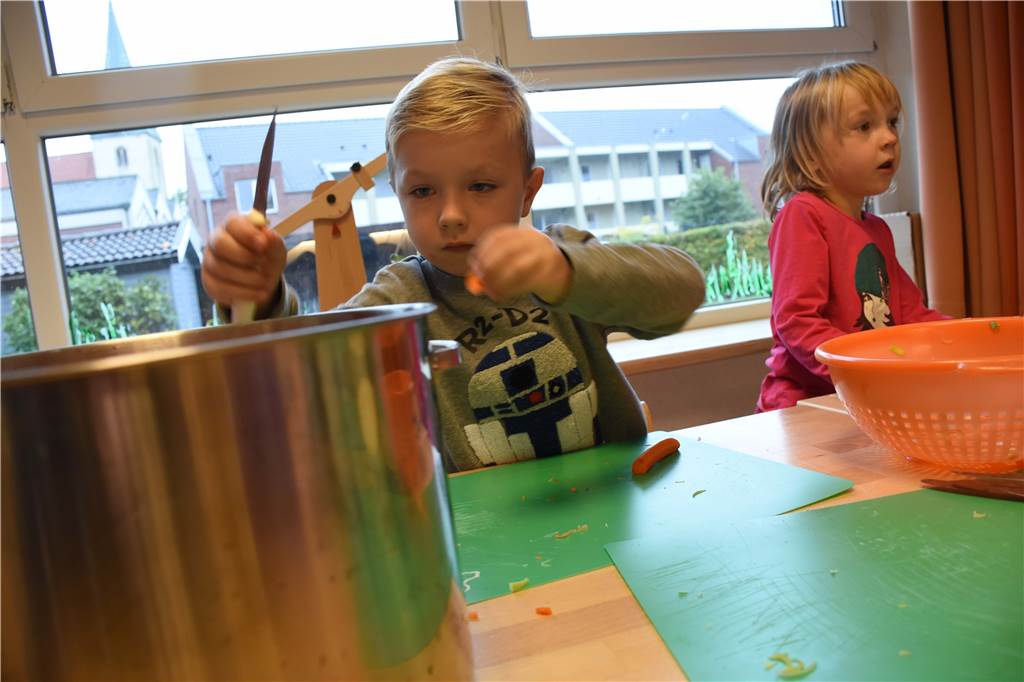 Blick auf die Speisepläne der Kitas: Wie ernähre ich mein Kind gesund? Kinder bei der Zubereitung des Essens mitmachen zu lassen, sei immer sinnvoll, sagt die Ernährungsexpertin Mathilde KErsting.