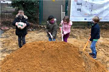 Kinder der Agathaschule durften den ersten Spatenstich für den neuen Bolzplatz neben der Schule übernehmen.