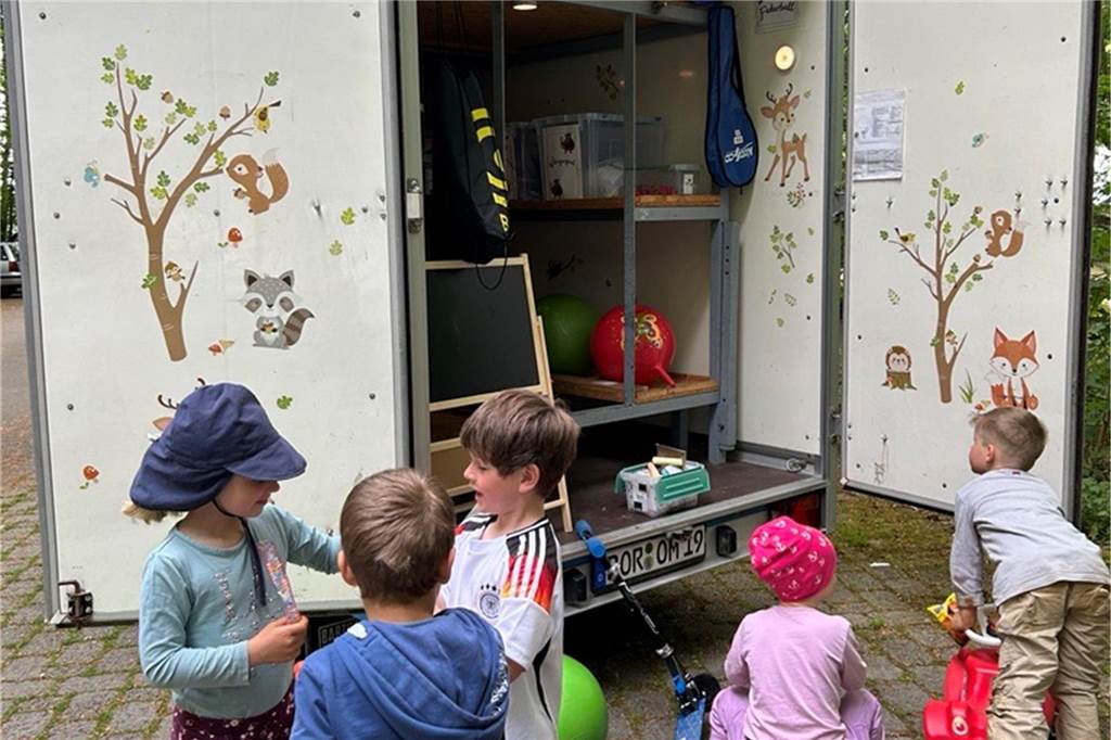 Spiel und Spaß mieten: Raesfelder Spielmobil ist wieder unterwegs Kinder der Naturpark-Kita aus Raesfeld