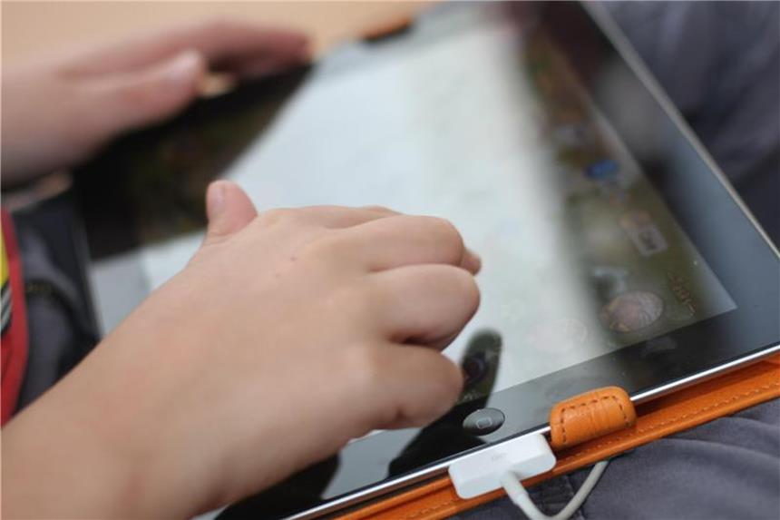Kinder lassen sich von Werbung leicht in die Irre führen Kinder durchschauen Online-Werbung nicht immer gleich. Eltern sollten deshalb ab und zu gemeinsam mit ihrem Nachwuchs surfen. Foto: Philipp Brandstädter