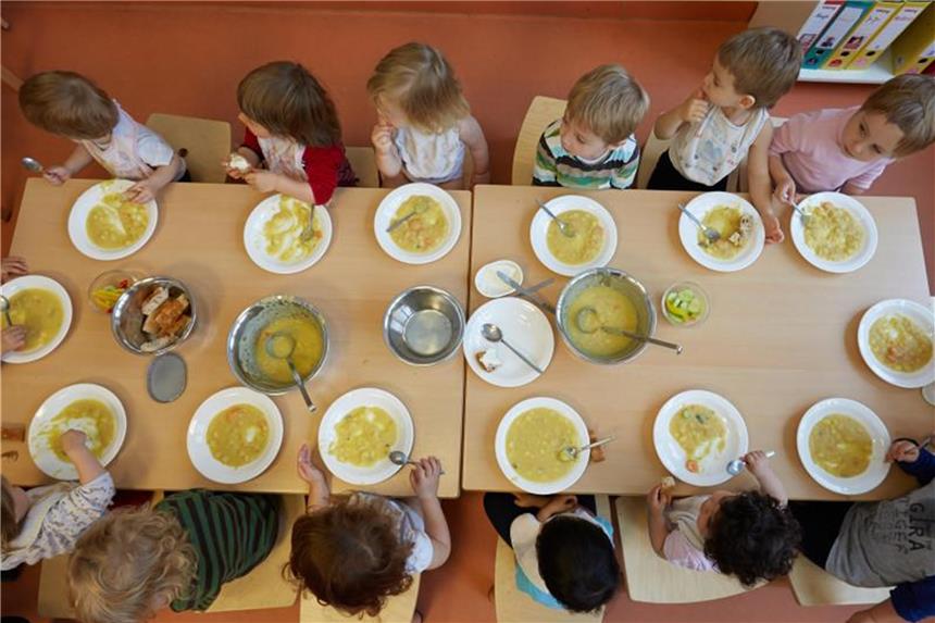 Kinder einer Kita essen zu Mittag. Foto: Georg Wendt/Archiv