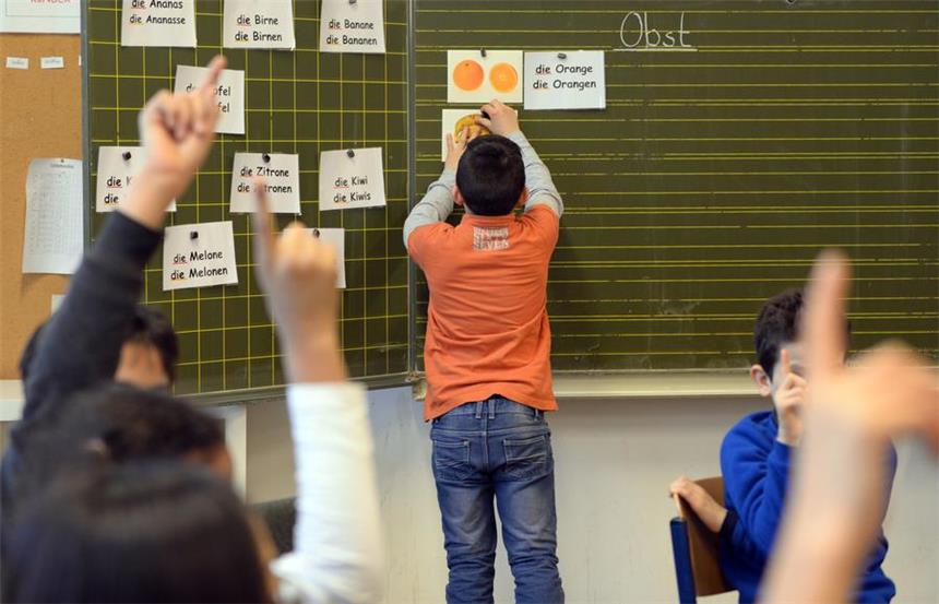 Bildung in Deutschland: Ist Schule gerecht? Kinder einer Willkommensklasse in Berlin: Jeder achte Ausländer bricht die Schule ab.