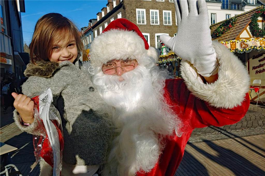 Trauer um bekannten Weihnachtsmann-Darsteller Michael Martin Michael Martin als Weihnachtsmann verkleidet mit einem Kind auf dem Arm.