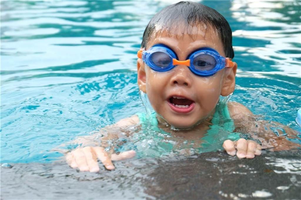 Hier kommen Sie zum Zug: 9 beliebte Sportbäder in NRW kind beim schwimmen