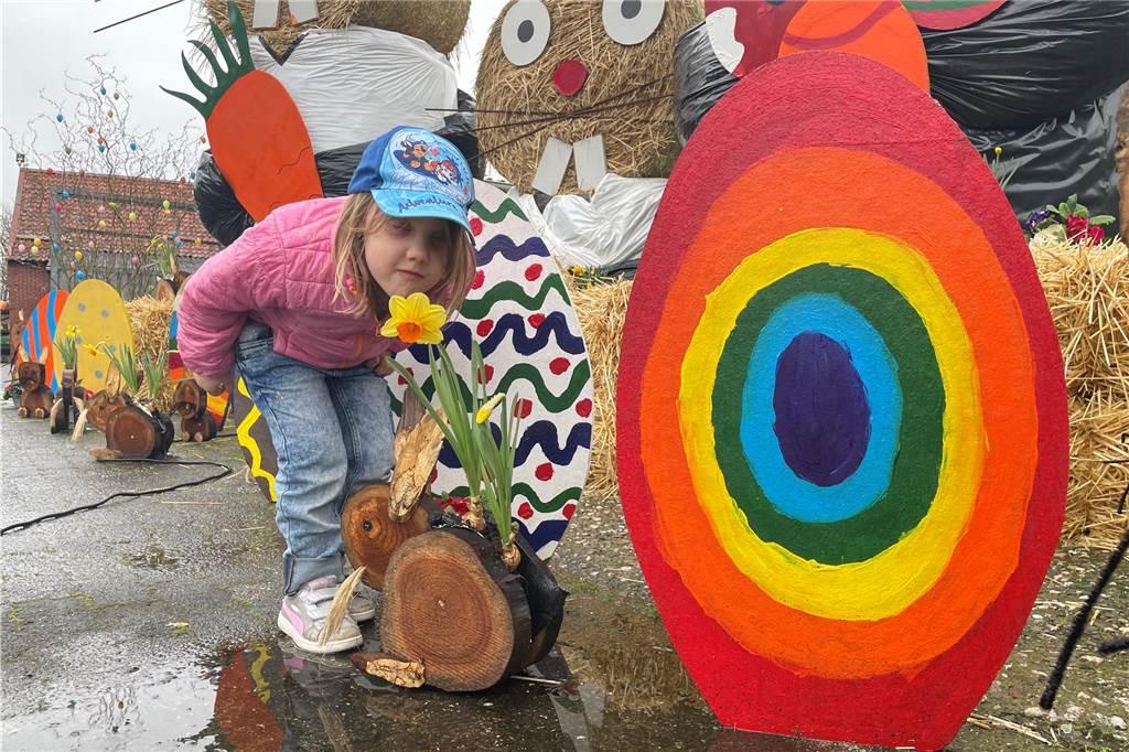 Kinder haben besonders Spaß an der Aktion. Thea Latker, das Patenkind von Marcel Richmering war mit dem ganzen Kindergarten vor Ort und gemeinsam haben sie der Familie ein Ständchen gebracht.
