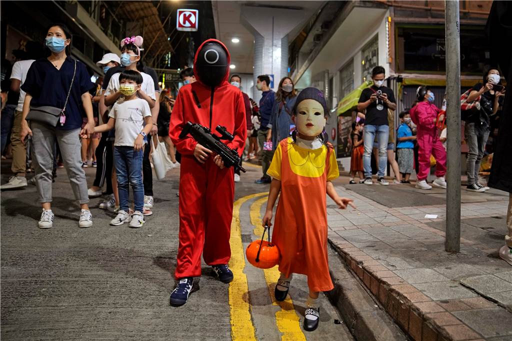 Schüler spielen „Squid Game“ nach: Jugendschützerin ist alarmiert Kinder in Südkorea tragen anlässlich von Halloween Kostüme, die von der koreanischen Netflix-Originalserie „Squid Game“ inspiriert sind. Zu Karneval könnte dies auch in Deutschland Trend werden.