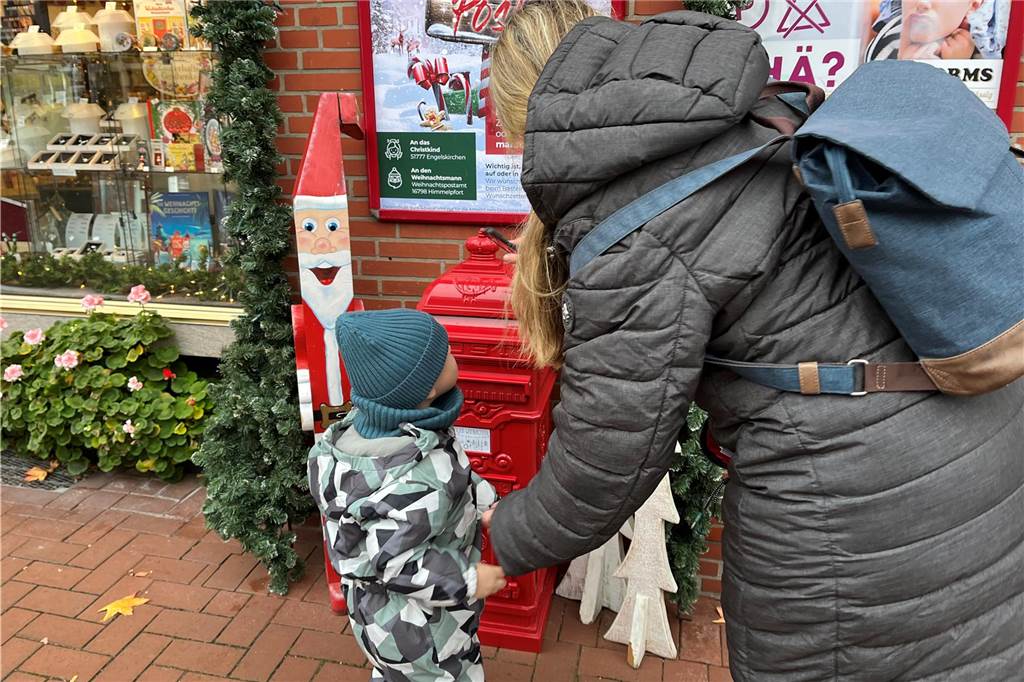 Post an das Christkind: Sibylle Hörnicke sendet Kinderbriefe von Nordkirchen aus weiter Eine Mutter steht mit ihrem Kind vor einem Weihnachtsbriefkasten.