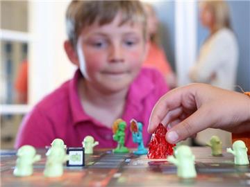 Kinder können eine unglaubliche Ausdauer für Spiele entwickeln, die sie mögen. Es ist wichtig, dass Eltern mit ihren Kindern spielen. Aber es kann auch mal ein anderes Spiel sein. Foto: Bodo Marks