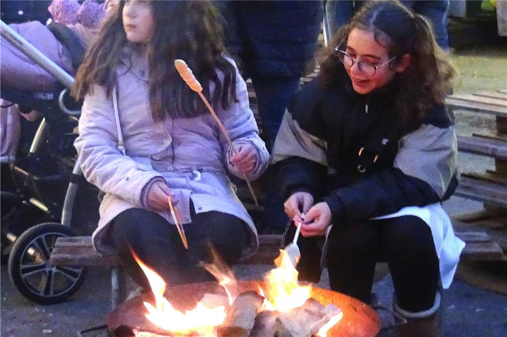 Kinder konnten sich an einer Feuerschale Stockbrot backen.