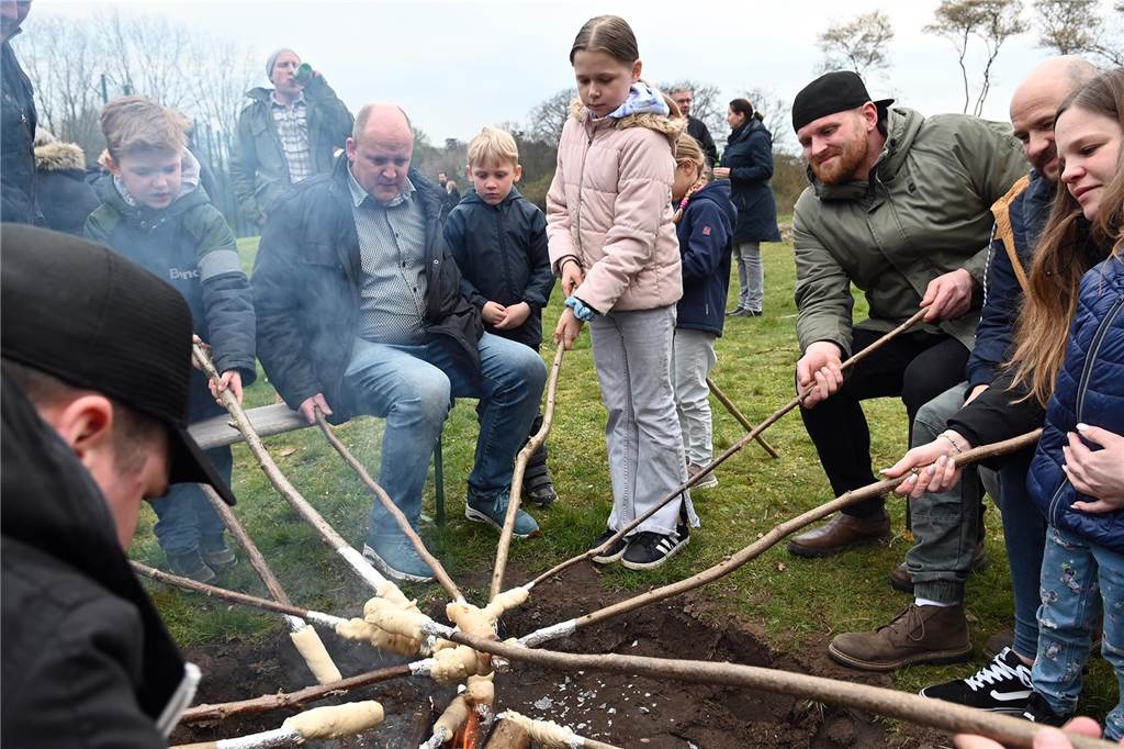 Kinder konnten Stockbrote backen, diverse Spielangebote nutzen und es gab Würstchen vom Grill.