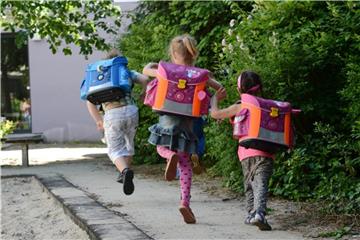 Kinder laufen gerne weg und lassen sich fangen. Für sie ist das ein Spiel. Dennoch sollten sie auf ein „Stop“-Signal hören. Foto: Jens Kalaene